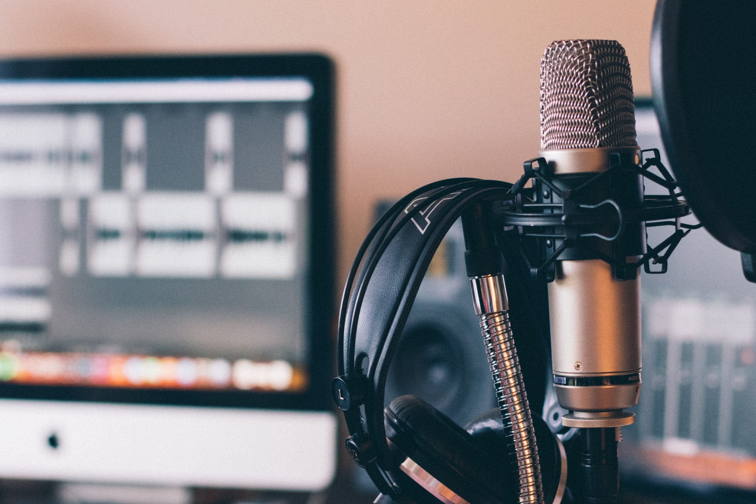 Nahe Fotographie eines Mikrofons in einem Podcast Studio