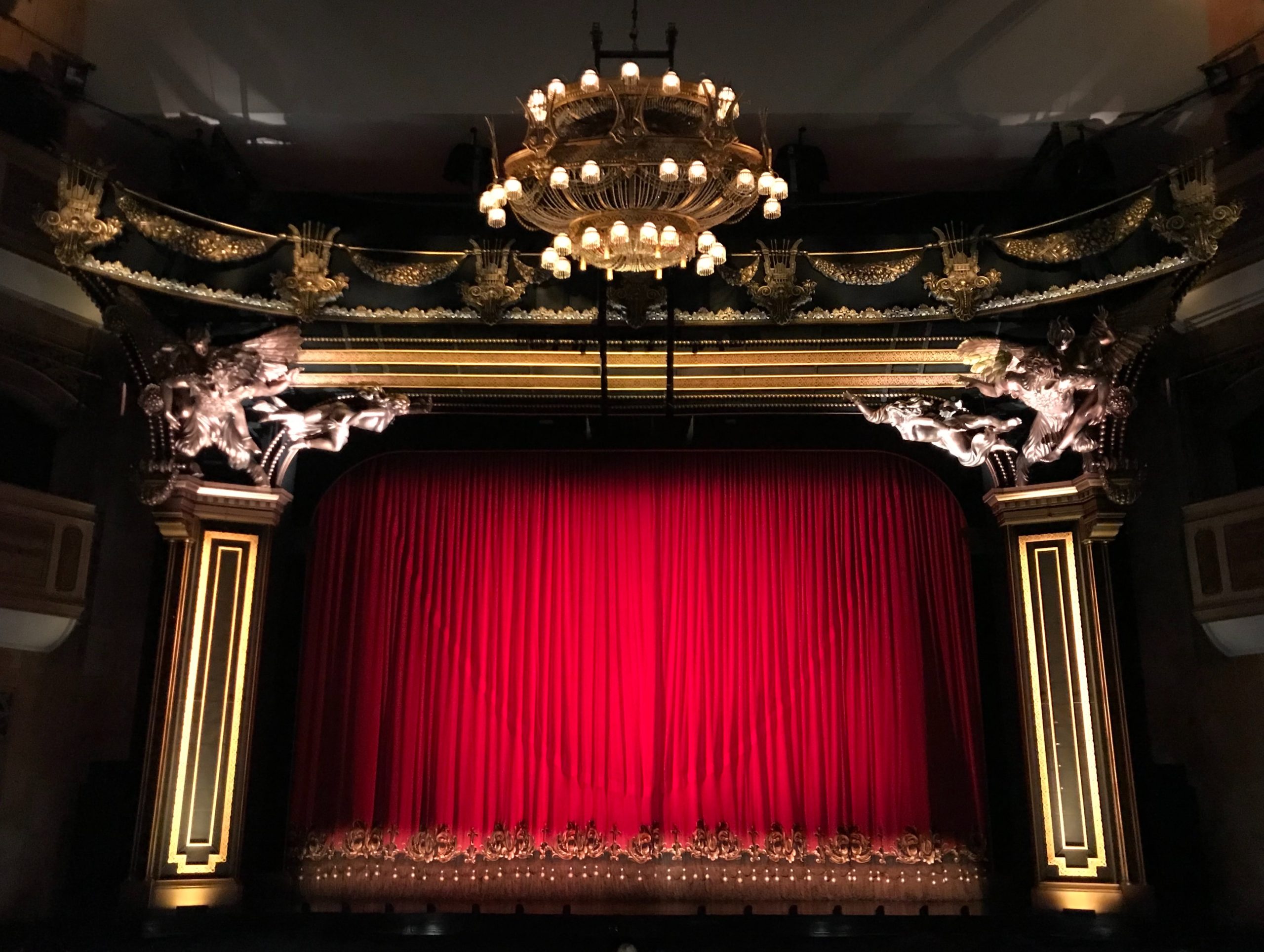Theaterbuehne, roter Vorhang