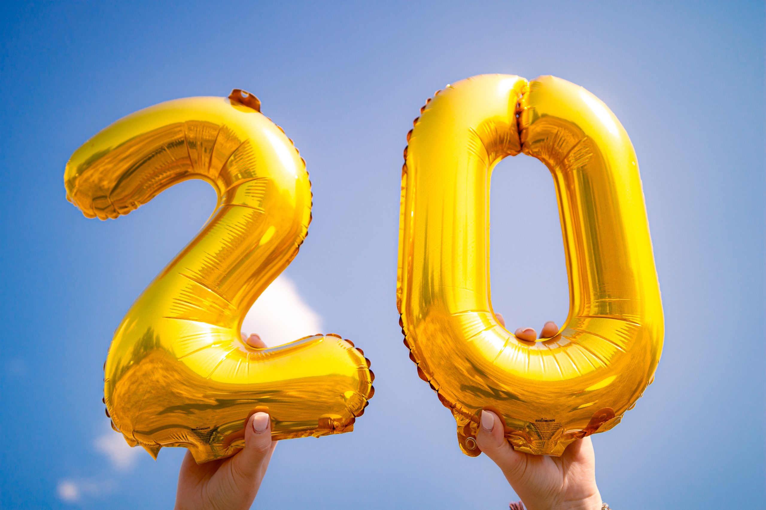 Die Zahl 20 mit goldenen Luftballons dargestellt