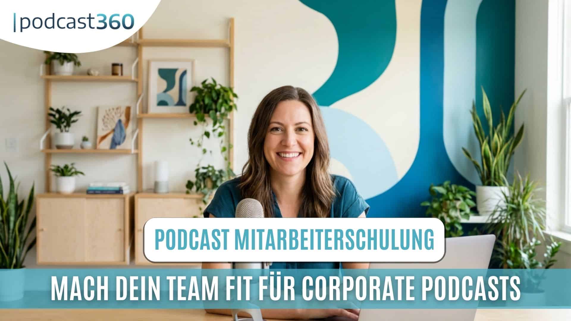 Lächelnde Frau sitzt an einem Schreibtisch in einem modernen Büro mit Text über Podcast Mitarbeiterschulung und Corporate Podcast Training auf Deutsch.