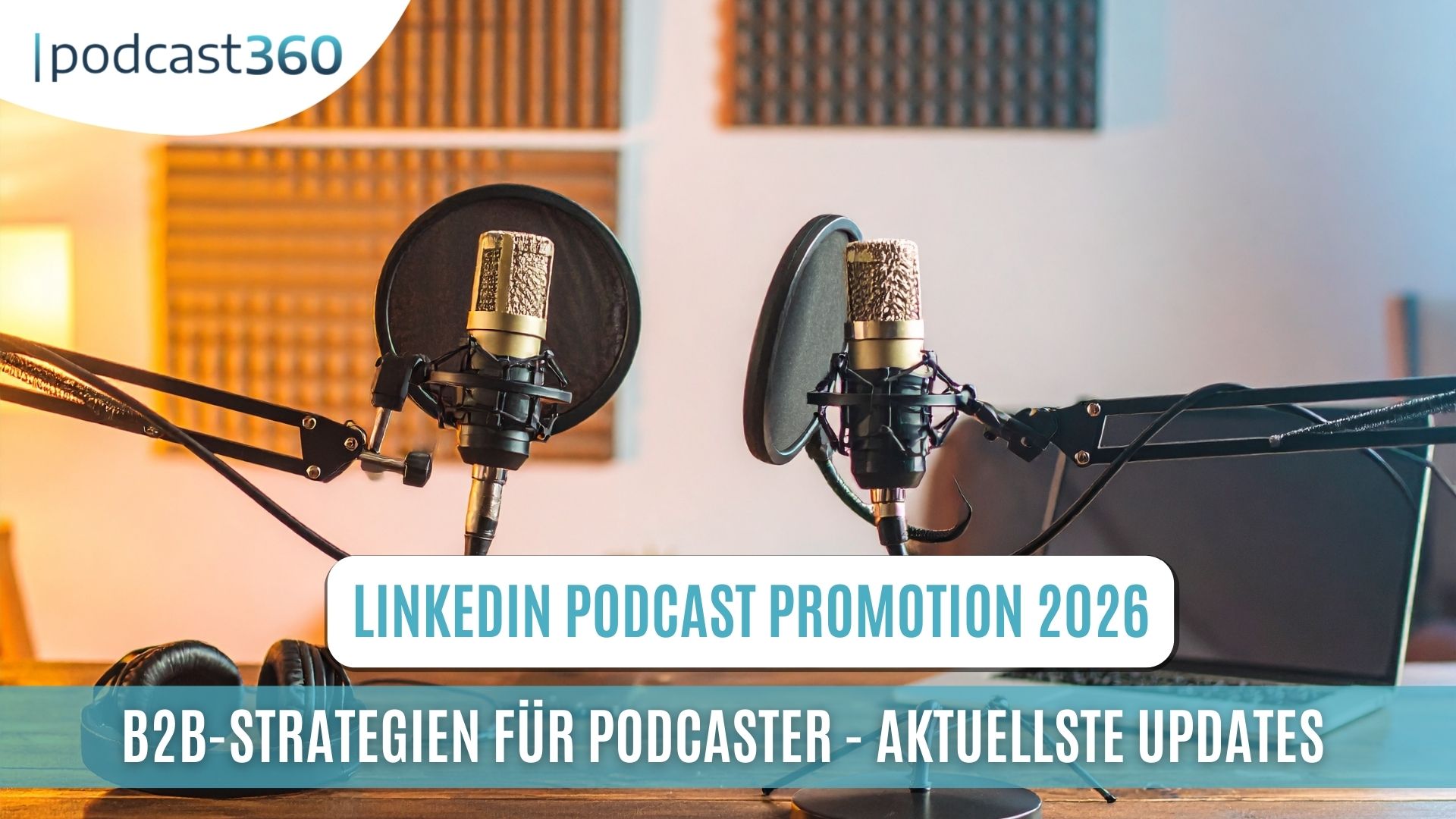 Zwei Mikrofone und Kopfhörer auf einem Schreibtisch in einem Podcast-Studio mit deutschem Text über LinkedIn-Podcast-Promotion.