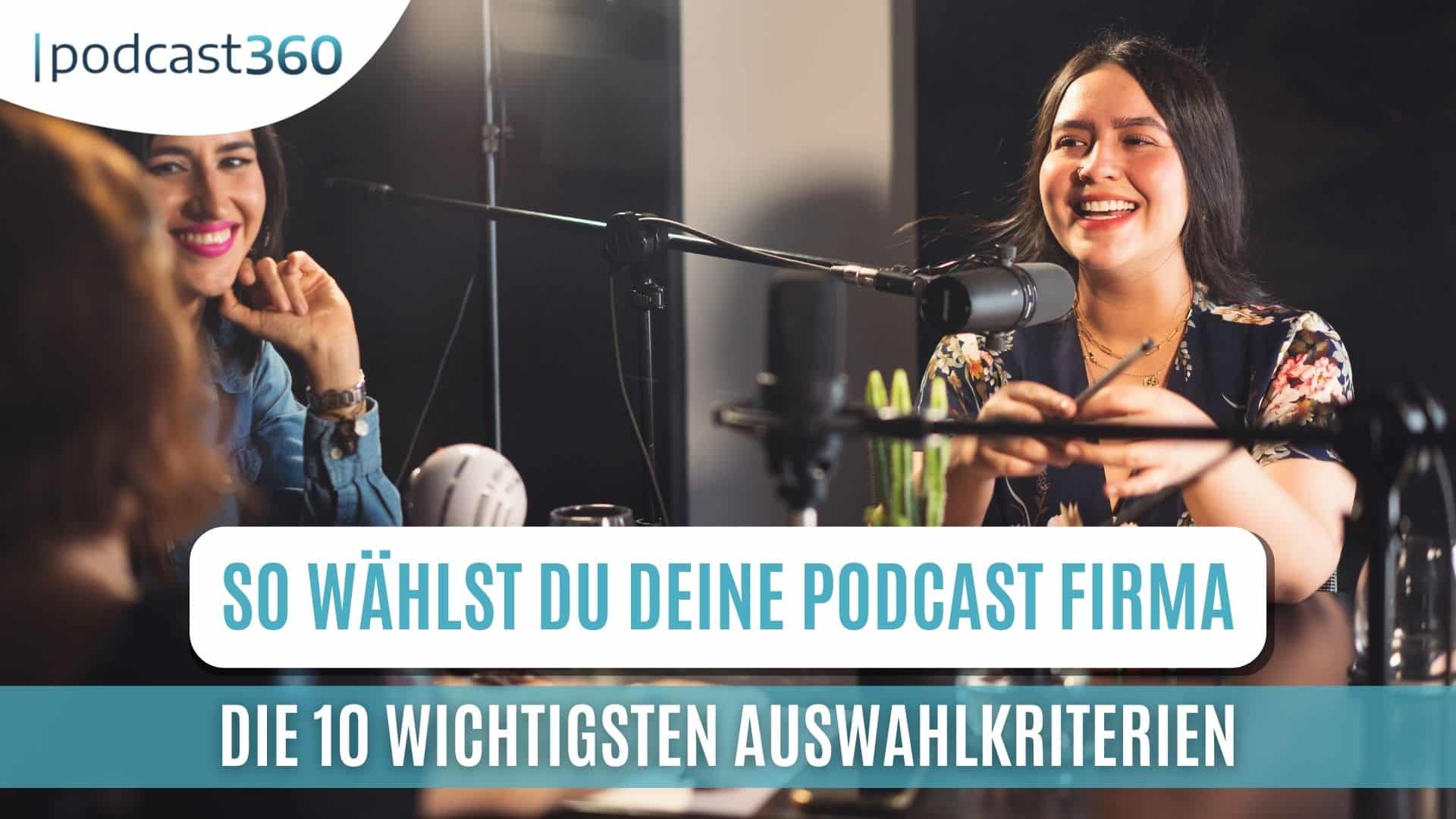 Zwei Frauen lächeln und nehmen einen Podcast-Produktionsfirma-Podcast im Studio auf, Mikrofone vor sich.