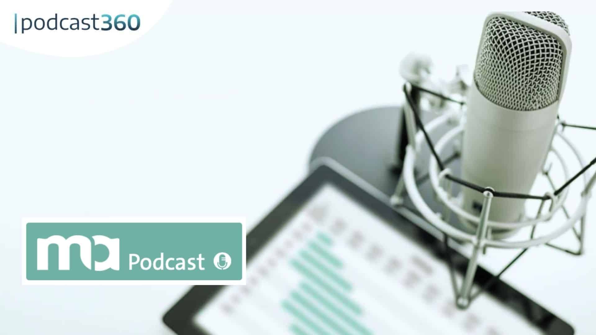 Ein Mikrofon und ein Tablet mit den Logos von Charts, Podcast360 und Podcast-MA, die auf die Podcast-Innovationen in Deutschland vor dem September 2025 hinweisen.