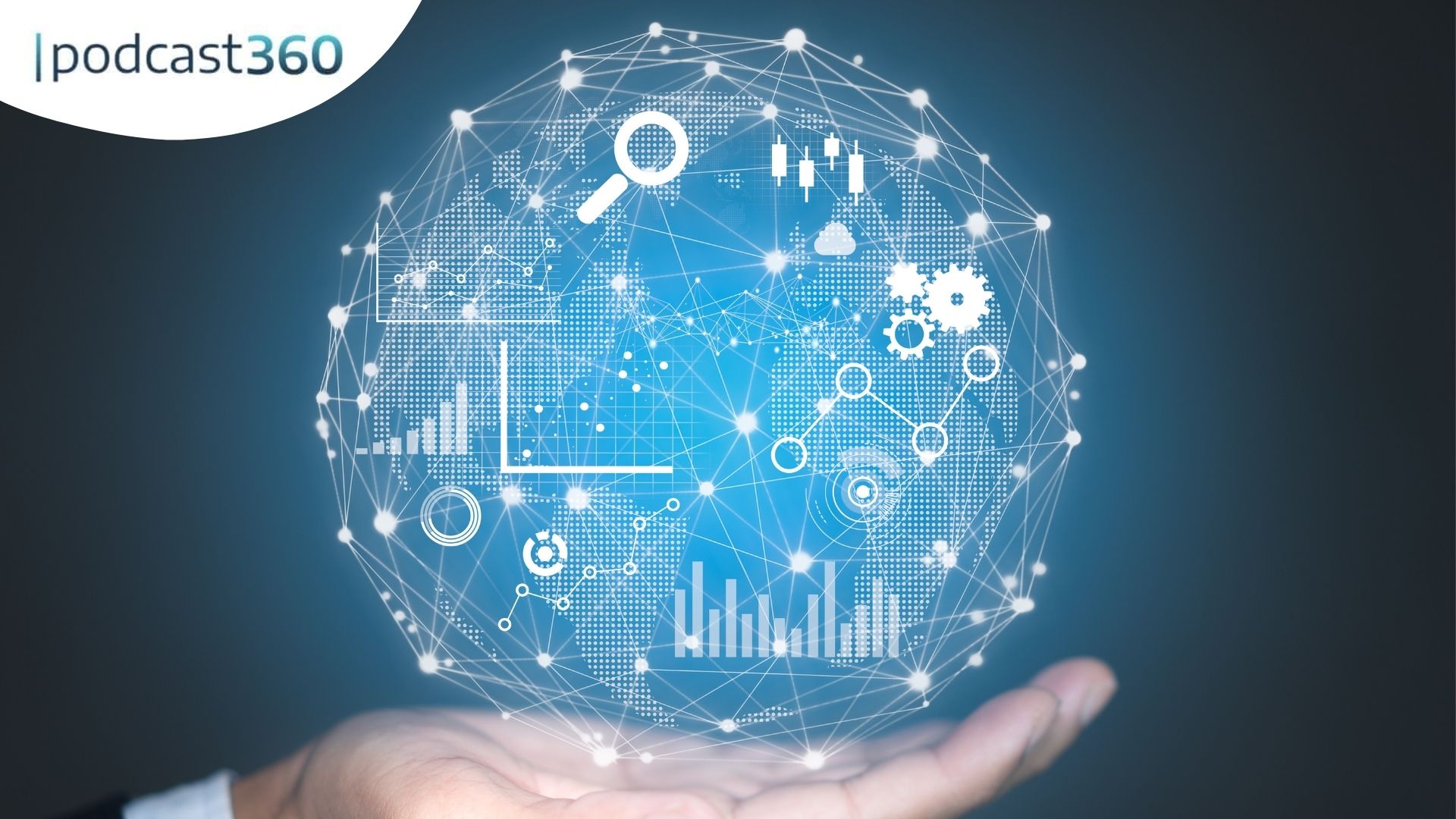 Eine Hand hält einen digitalen Globus mit Datengrafiken, Diagrammen, Zahnrädern und Analysesymbolen; darüber das "podcast360"-Logo.