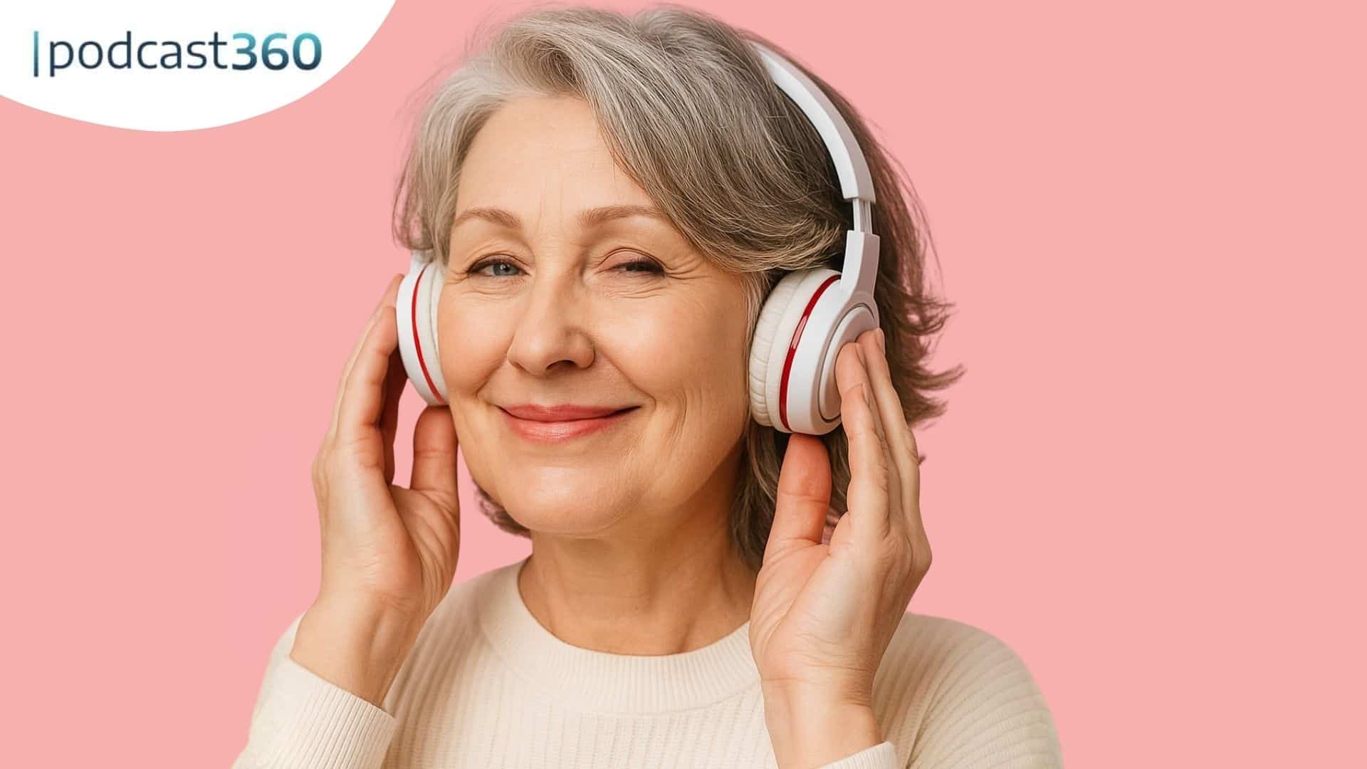 Lächelnde ältere Frau mit grauen Haaren, die Kopfhörer vor einem rosafarbenen Hintergrund trägt, mit "podcast360"-Logo.
