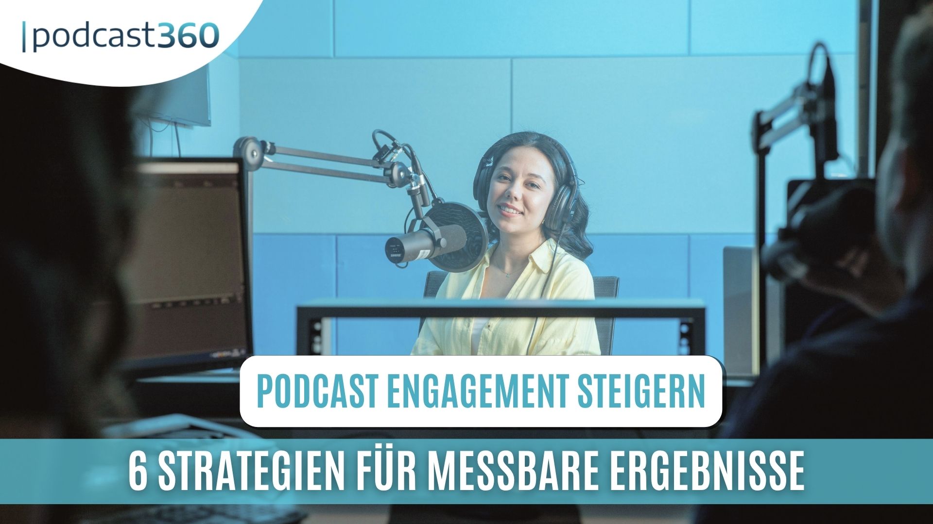 Lächelnde Frau in einem Studio, die in ein Mikrofon spricht, mit Tipps zum Podcast-Engagement auf Deutsch, die Ihnen helfen, Ihren Podcast zu steigern.