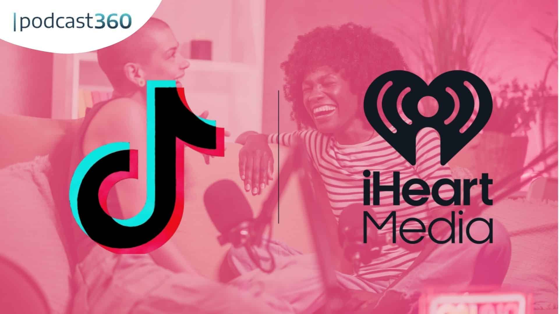 Zwei lachende Frauen mit Podcast-Mikrofonen, TikTok- und iHeartMedia-Logos überlagern sich auf einem rosa Hintergrund.