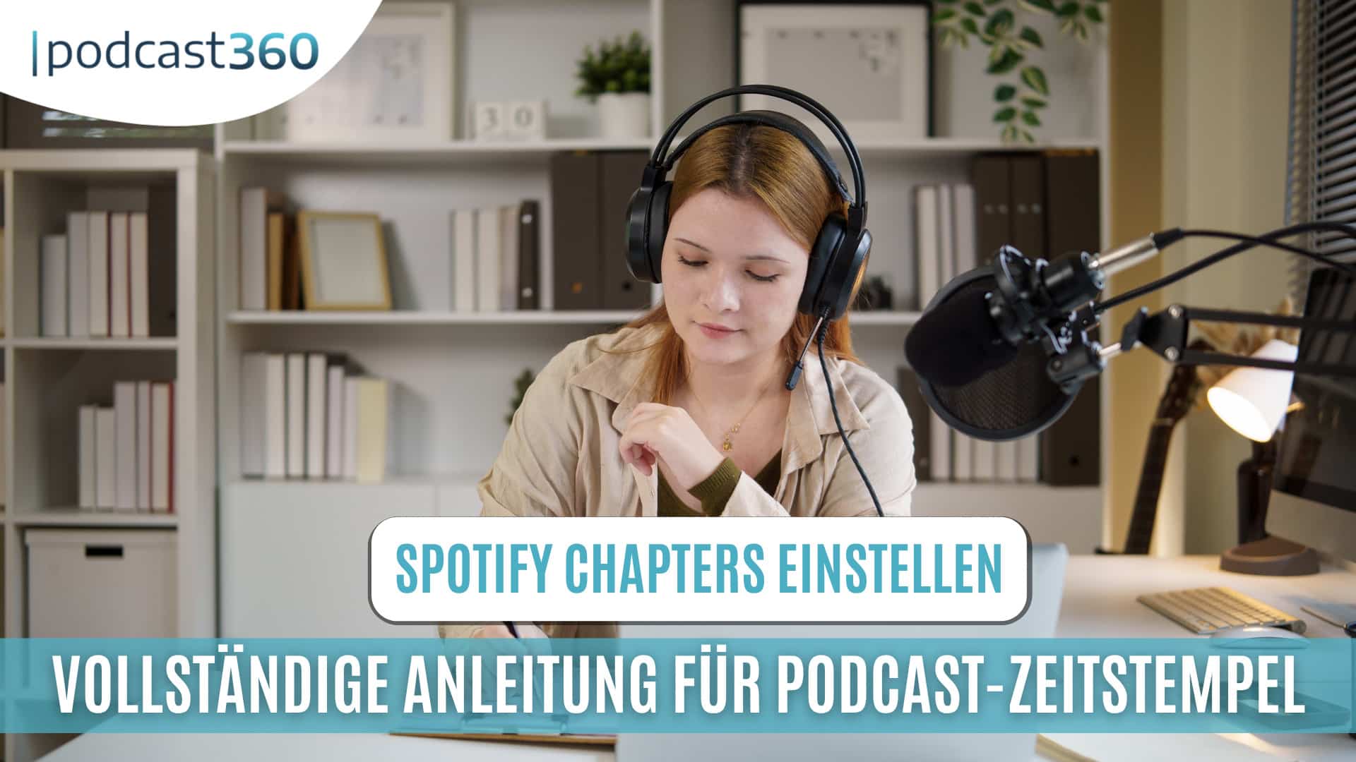 Eine Frau mit Kopfhörern arbeitet an einem Schreibtisch mit Mikrofon und Laptop; deutsche Podcast-Anleitung.