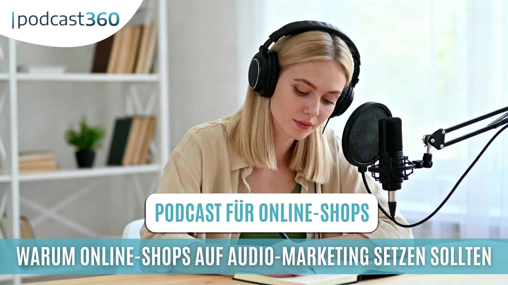 Eine Frau nimmt an einem Schreibtisch mit Mikrofon und Kopfhörern einen Podcast auf. Textüberschrift ist Audiomarketing.