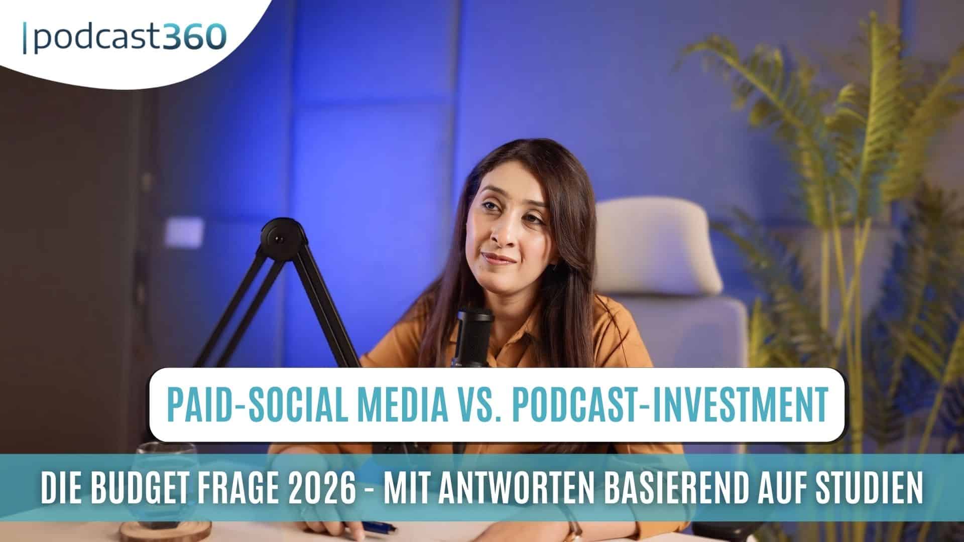 Eine Frau sitzt an einem Schreibtisch, auf dem ein Mikrofon, das podcast360-Logo und ein deutscher Text zum Thema des Podcasts zu sehen sind.