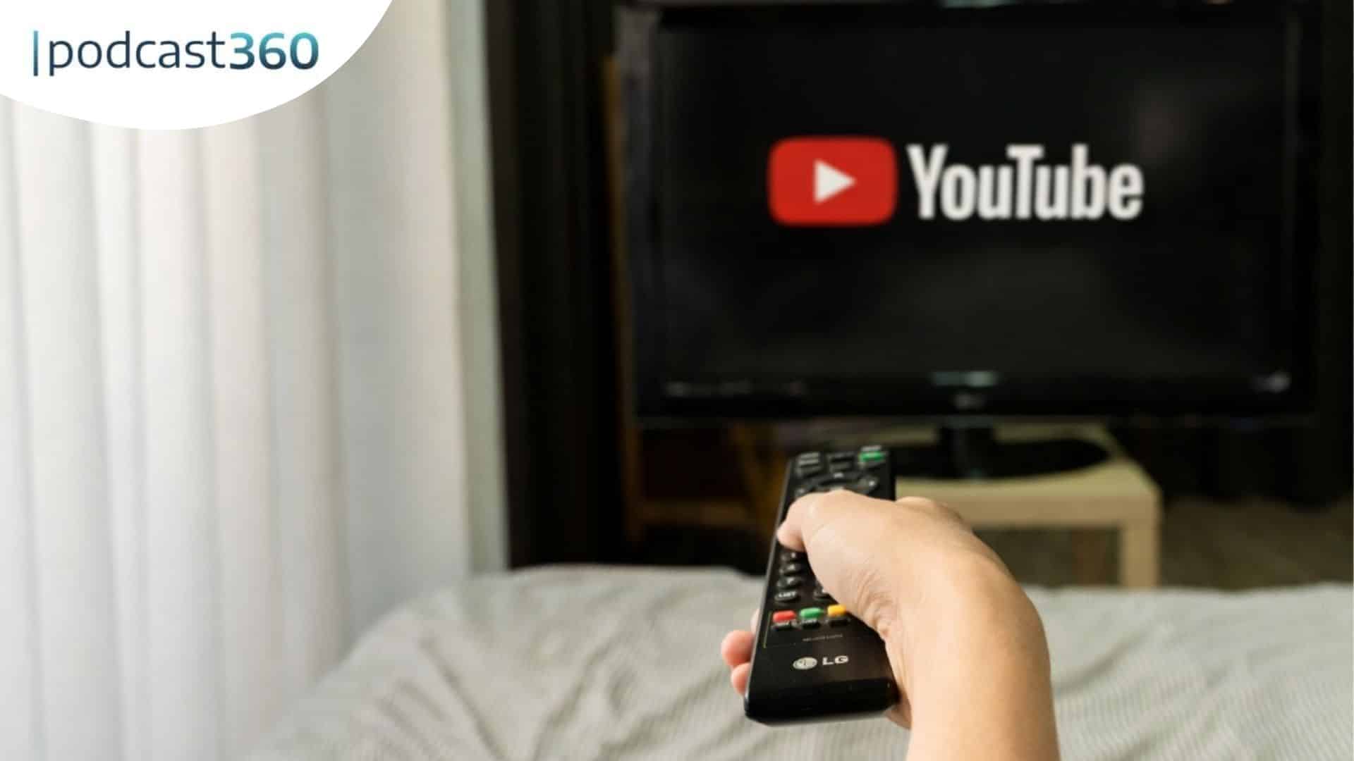 Eine Hand hält eine TV-Fernbedienung und zeigt auf einen Bildschirm mit dem YouTube-Logo; podcast360-Logo in der Ecke.