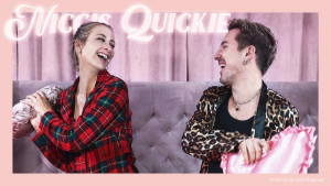 Zwei Menschen lachen und machen eine Kissenschlacht auf einer Couch in einem gemütlichen Podcast-Studio, unter dem Schild "Niccis Quickie".
