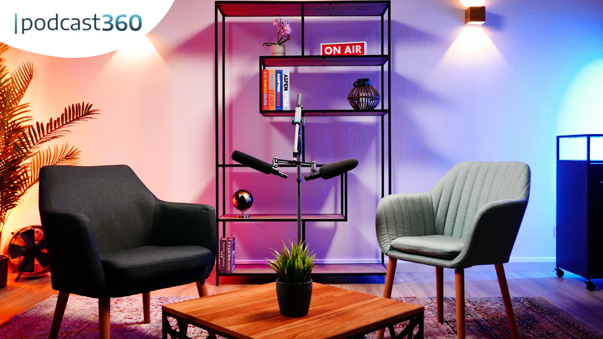 Zwei Stühle und Mikrofone in einem bunten Podcast-Studio mit einem Bücherregal und einem