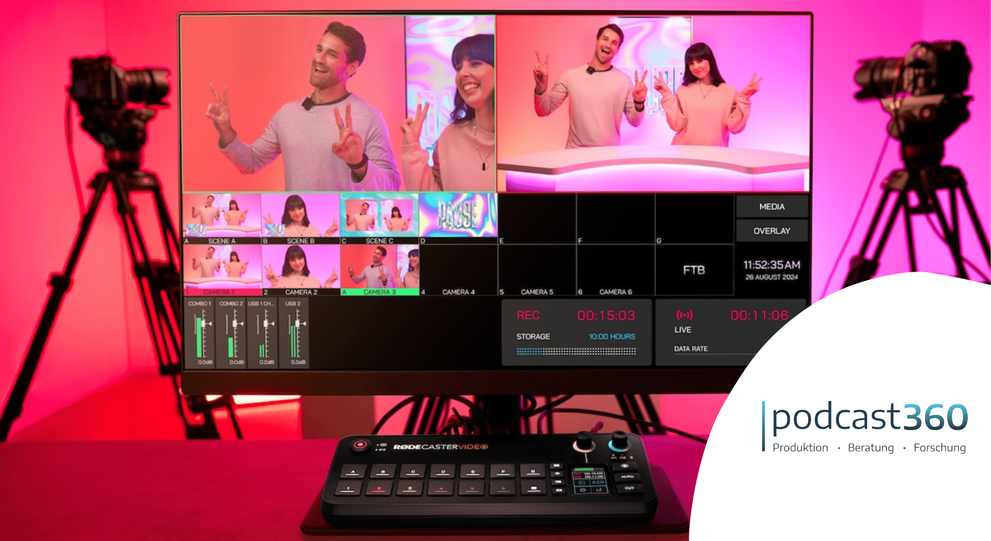 Ein Videoproduktions-Setup zeigt zwei Moderatoren auf einem Monitor, mit Kameras, RØDE-Mikrofonen und einem podcast360-Logo im Blick - perfekt für die Aufnahme professioneller Video-Podcasts.