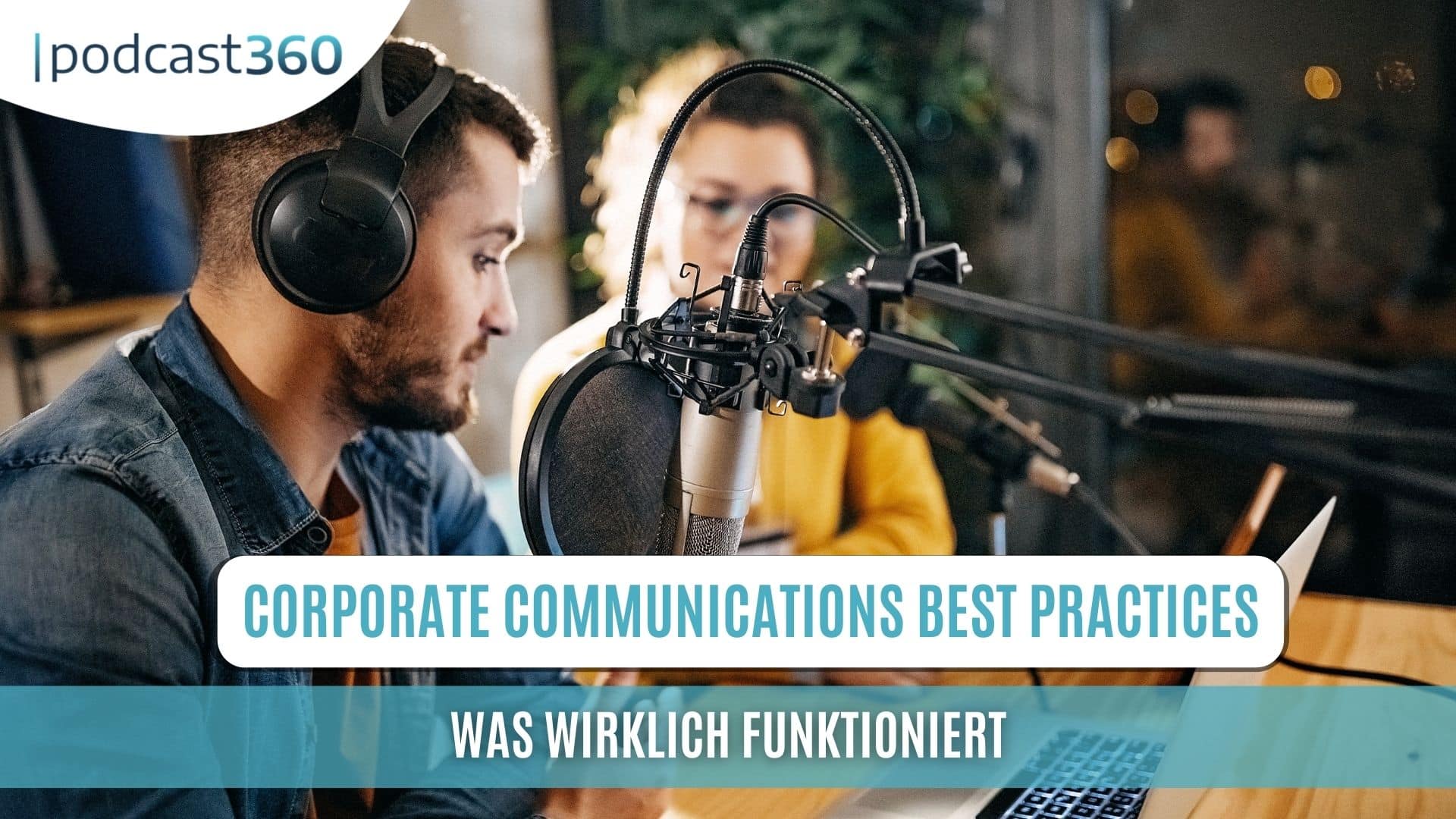 Zwei Personen nehmen in einem Studio mit Mikrofonen und Kopfhörern einen Podcast auf und diskutieren über Unternehmenskommunikation.