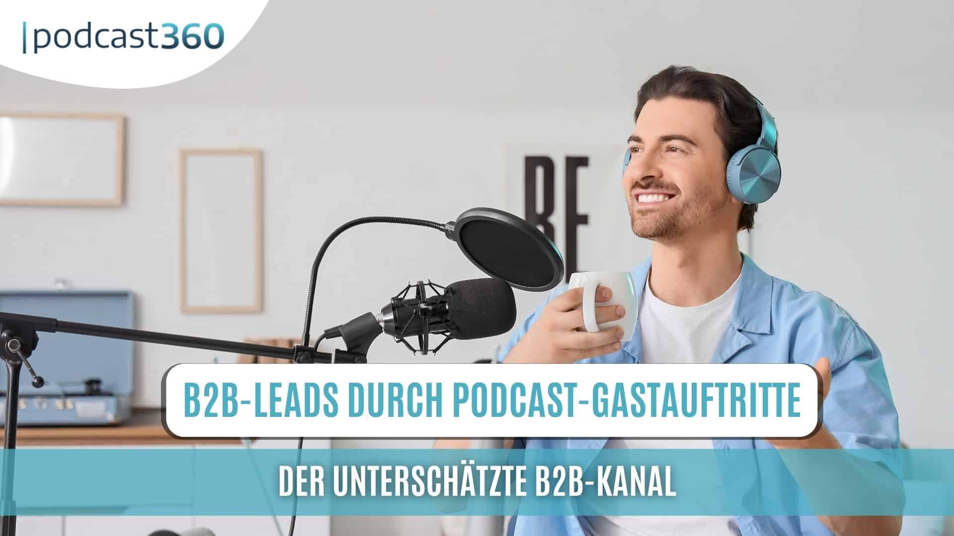 Mann mit Kopfhörern lächelt, hält einen Kaffee in der Hand und sitzt an einem Schreibtisch mit Mikrofon und Laptop; Text über B2B leads