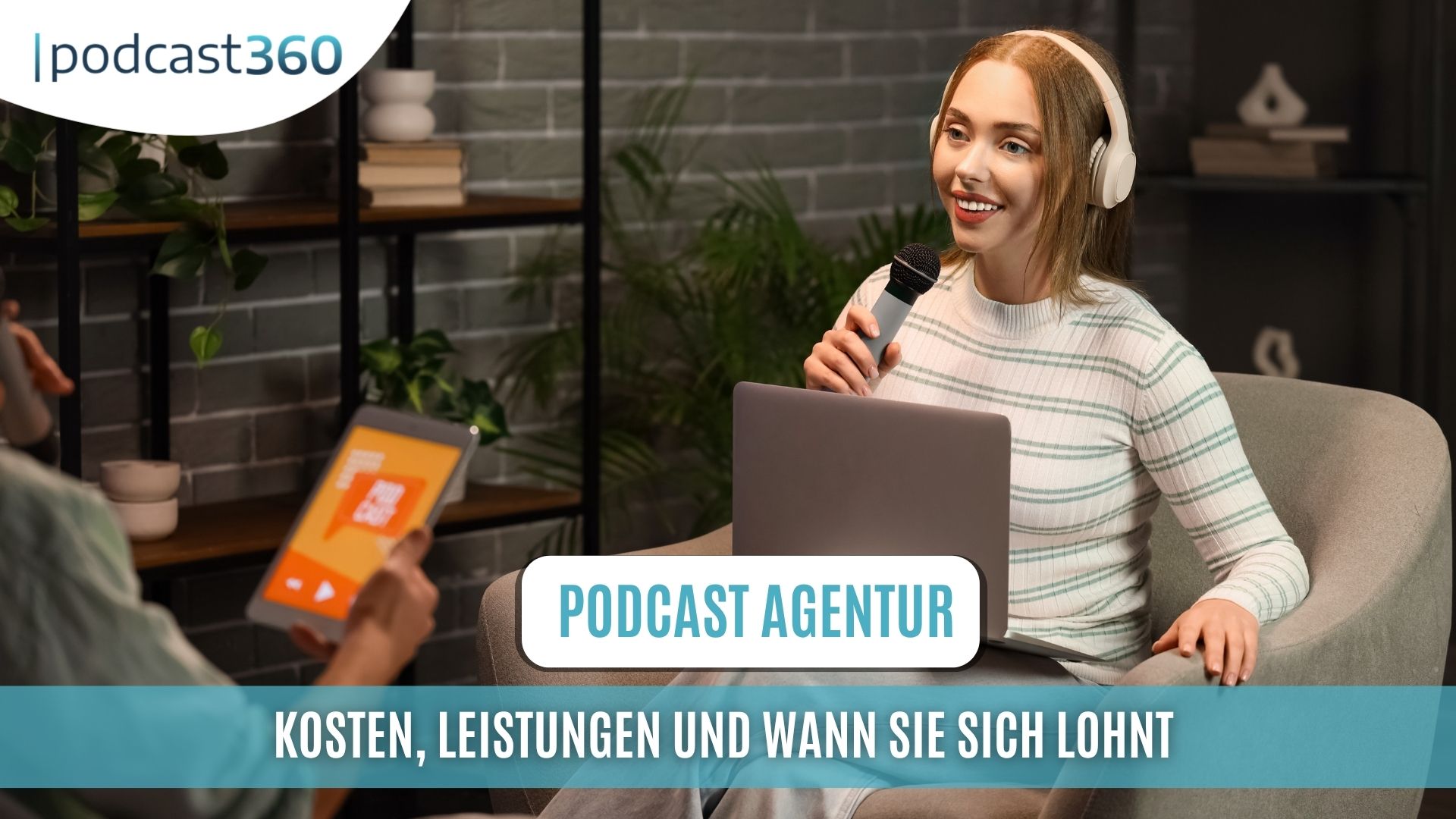 Eine Frau mit Kopfhörern und Mikrofon lächelt beim Podcasten; Text: