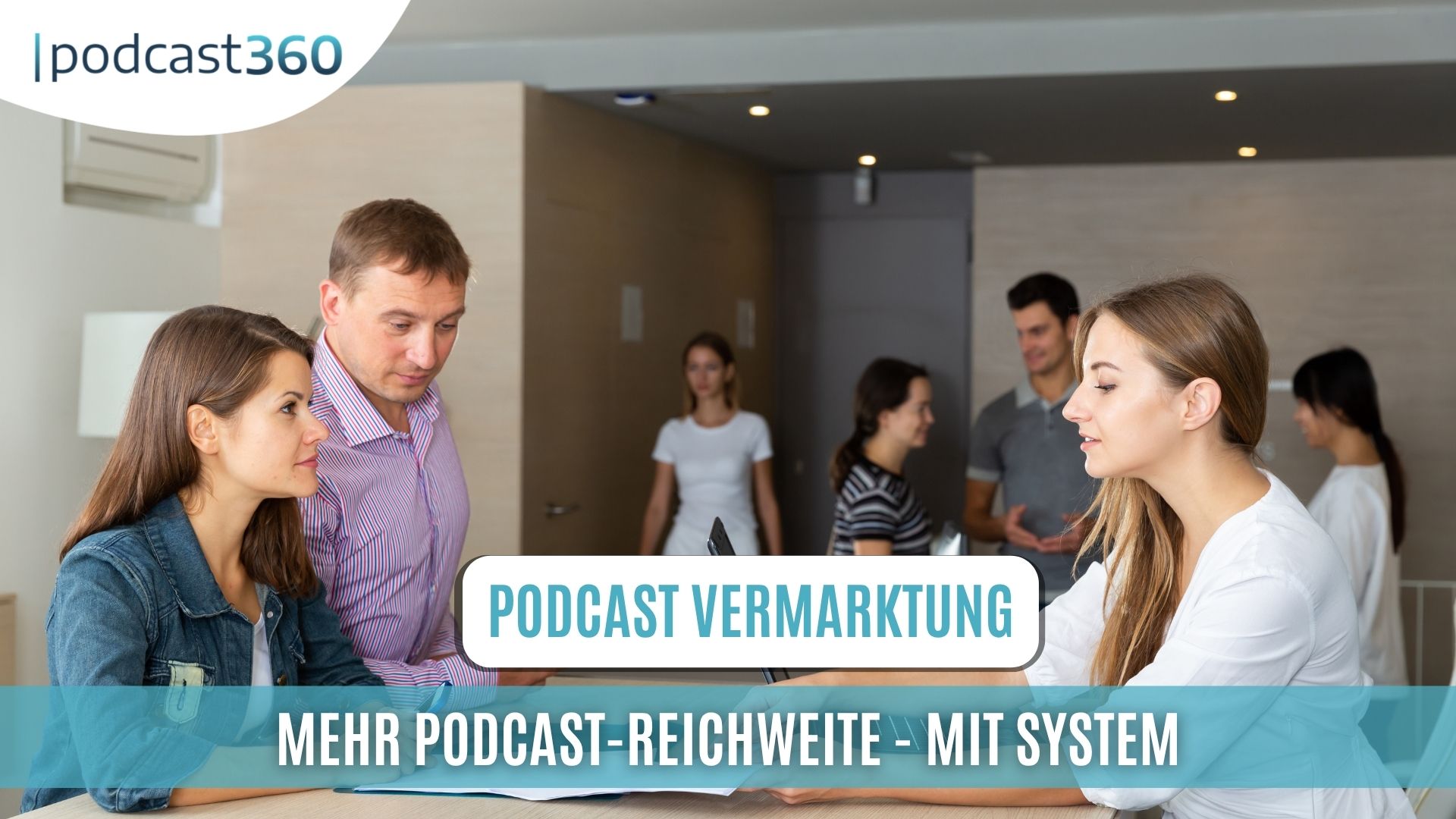 Menschen in einem modernen Büro, die sich unterhalten und arbeiten, mit Text über Podcast-Vermarktung.
