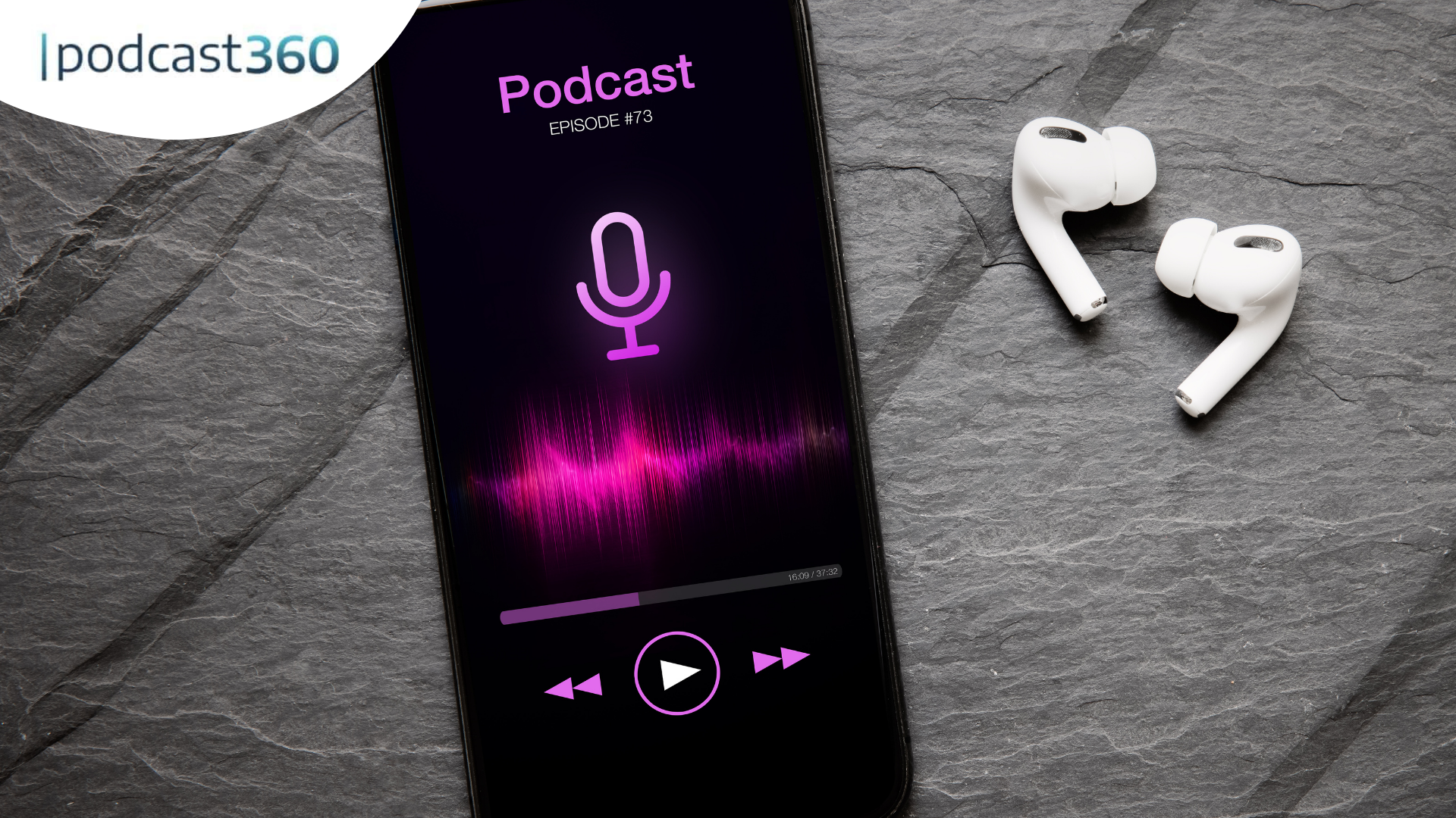 Ein Smartphone mit einer geöffneten Podcast-App, die Podcast-Entdeckungen und die neuesten Podcasts anzeigt, und kabellosen Ohrhörern auf einer dunkelgrauen, strukturierten Oberfläche - perfekt, um im Jahr 2026 auf dem Laufenden zu bleiben.