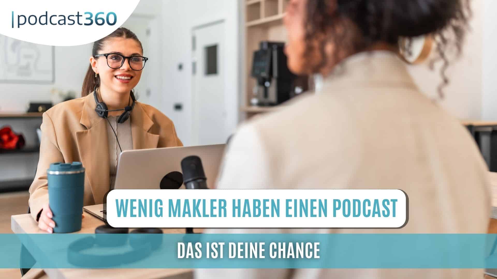Zwei Frauen unterhalten sich in einem Büro mit Podcast-Mikrofonen. Text: