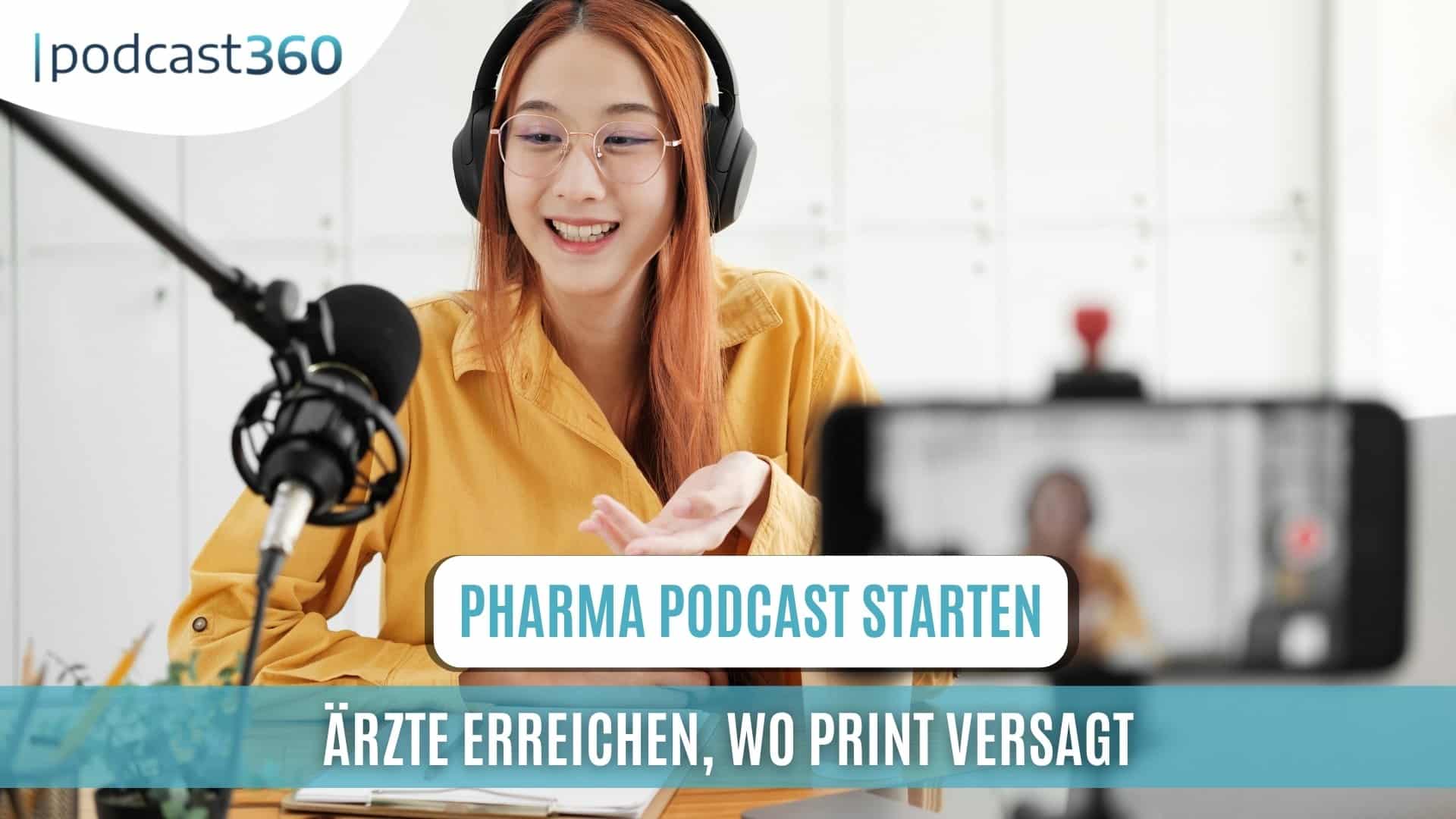 Eine Frau mit Kopfhörern spricht in ein Mikrofon und nimmt in einem hellen, modernen Studio einen Podcast auf.