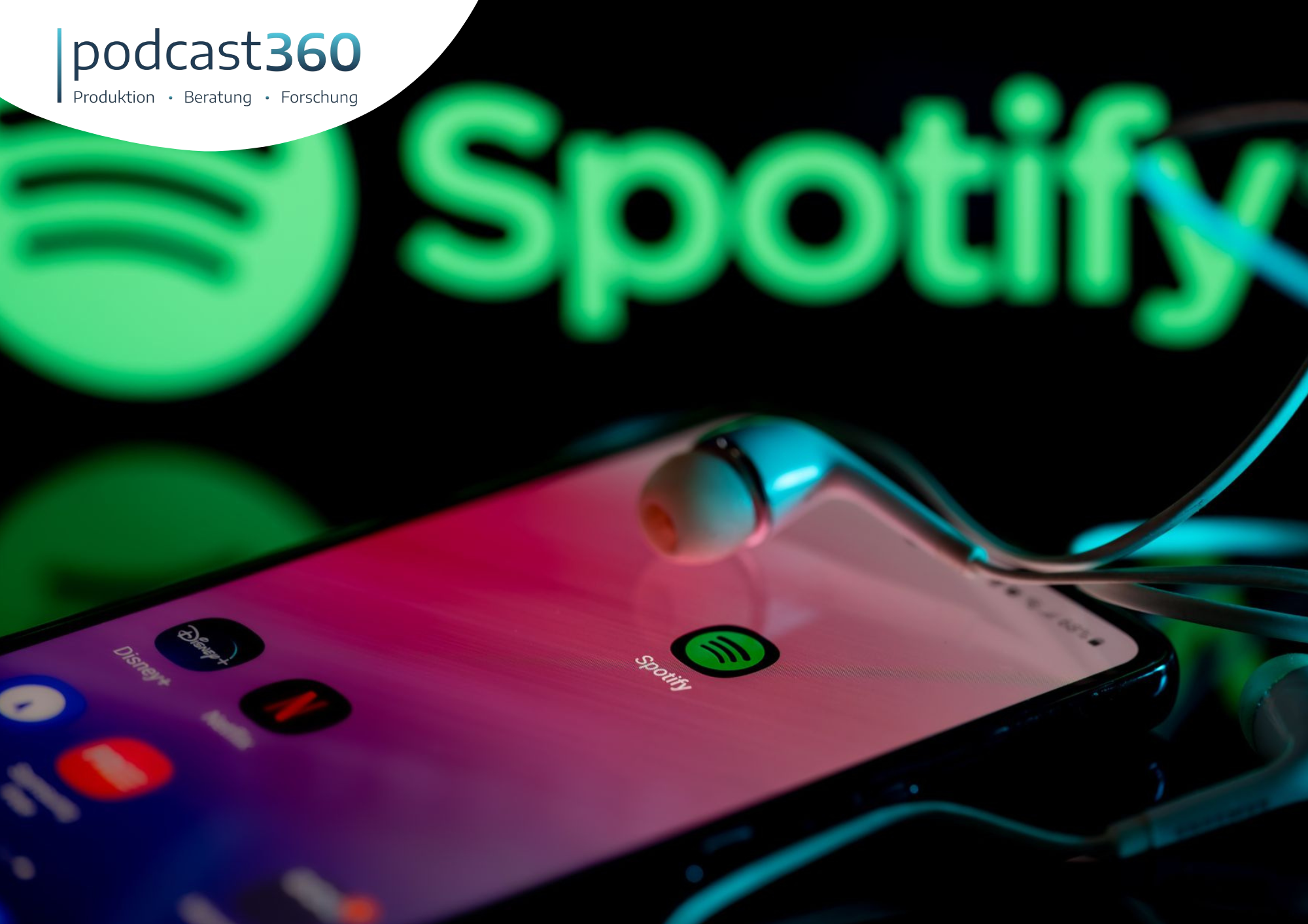 Ein Smartphone, auf dem die Spotify-App geöffnet ist, Kopfhörer und ein großes Spotify-Logo im Hintergrund – perfekt, um neue Inhalte zu entdecken und deinen musikalischen Erfolg zu feiern.