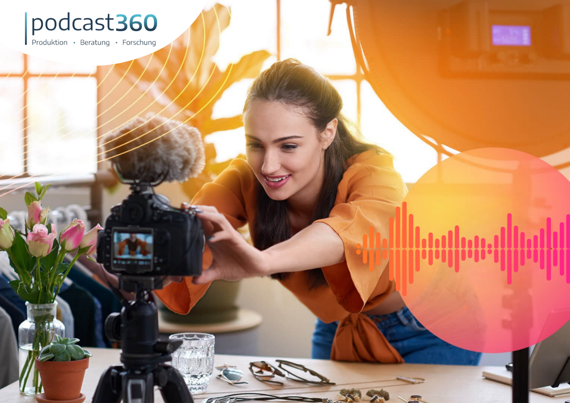 Eine Kreative, die an einem mit Blumen geschmückten Schreibtisch eine Kamera und ein Mikrofon aufstellt; im Hintergrund das Podcast360-Logo in der Ecke und eine Tonwellen-Einblendung – ideal für Unternehmen, die professionelle Podcast-Setups präsentieren möchten.