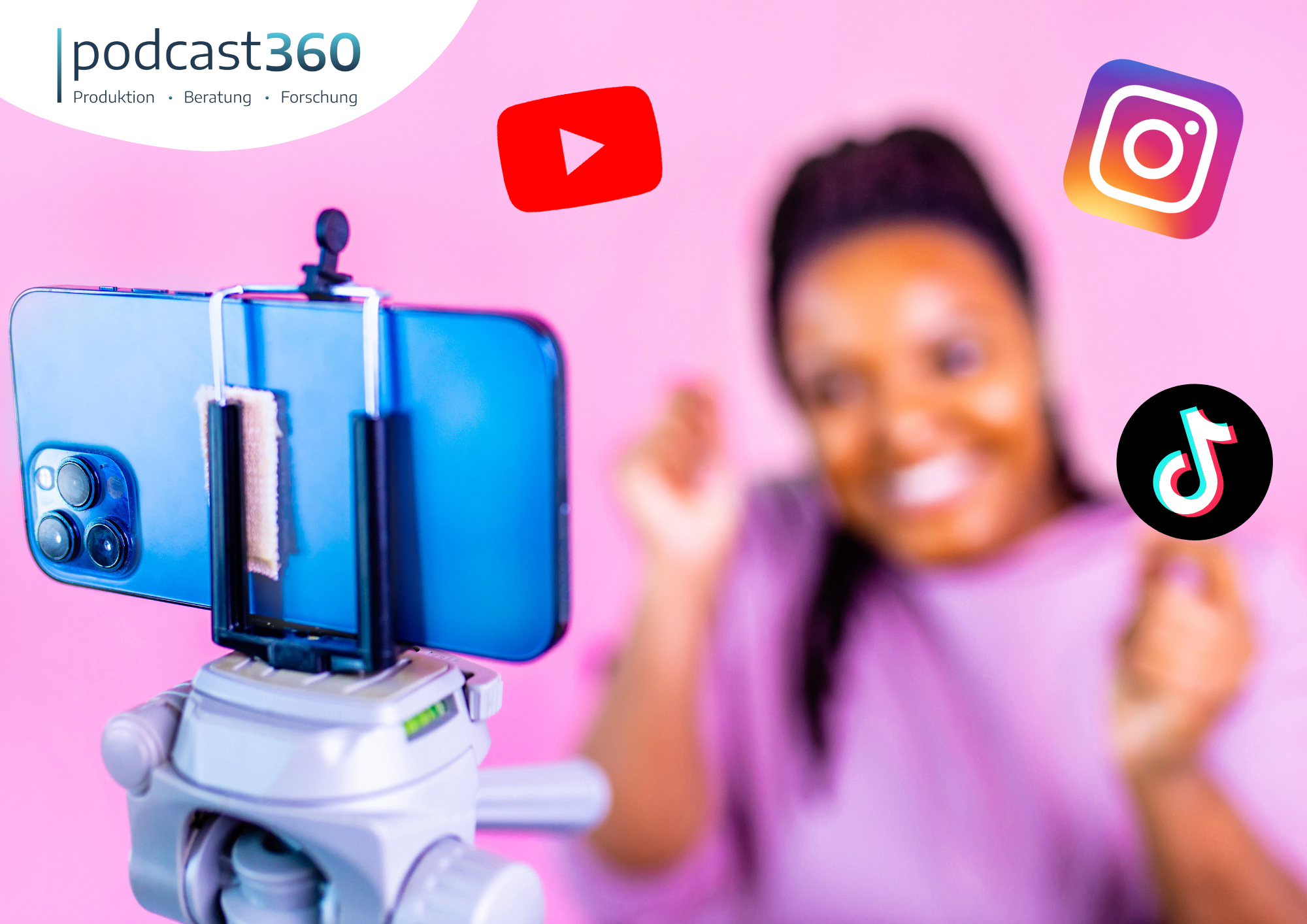Eine Frau, die sich selbst mit einem Smartphone filmt, umgeben von YouTube-, Instagram- und TikTok-Logos – sie gibt Podcast-Tipps, damit Ihr Podcast auf den wichtigsten sozialen Plattformen wächst.