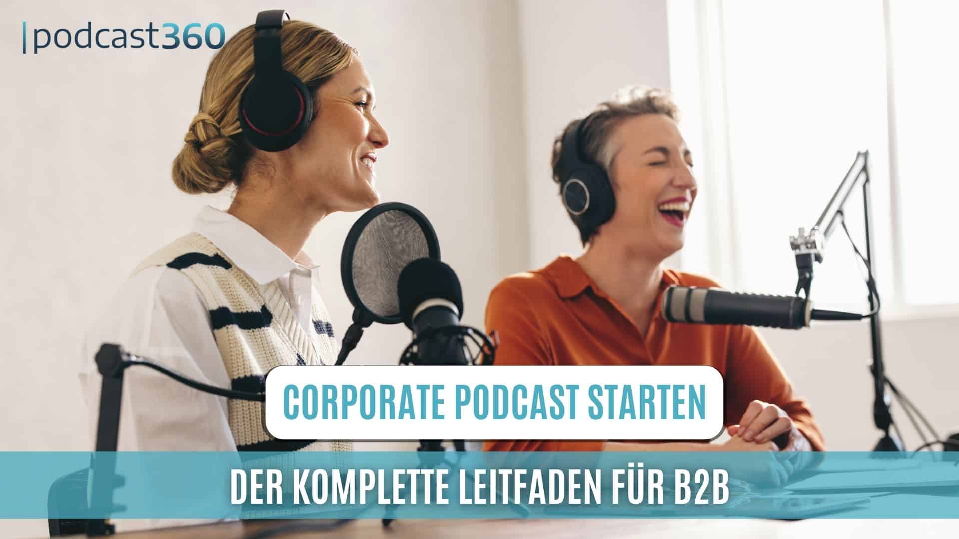 Zwei Frauen, die lächelnd gemeinsam in einem Studio einen Unternehmens-Podcast aufnehmen und dabei mit Mikrofonen und Kopfhörern über effektive Podcast-Strategien sprechen.