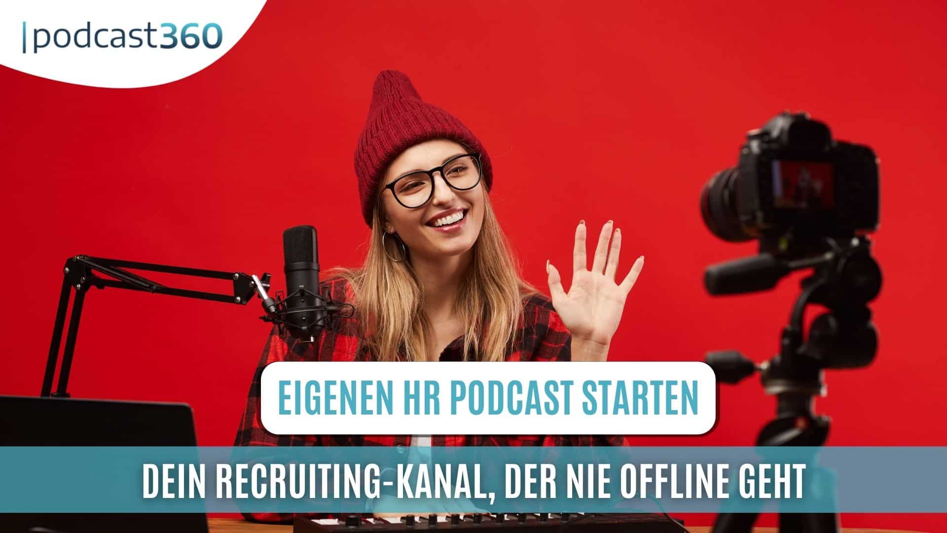 Eine Frau mit Brille und Mütze winkt, während sie in einem Studio mit rotem Hintergrund einen HR-Podcast aufnimmt.