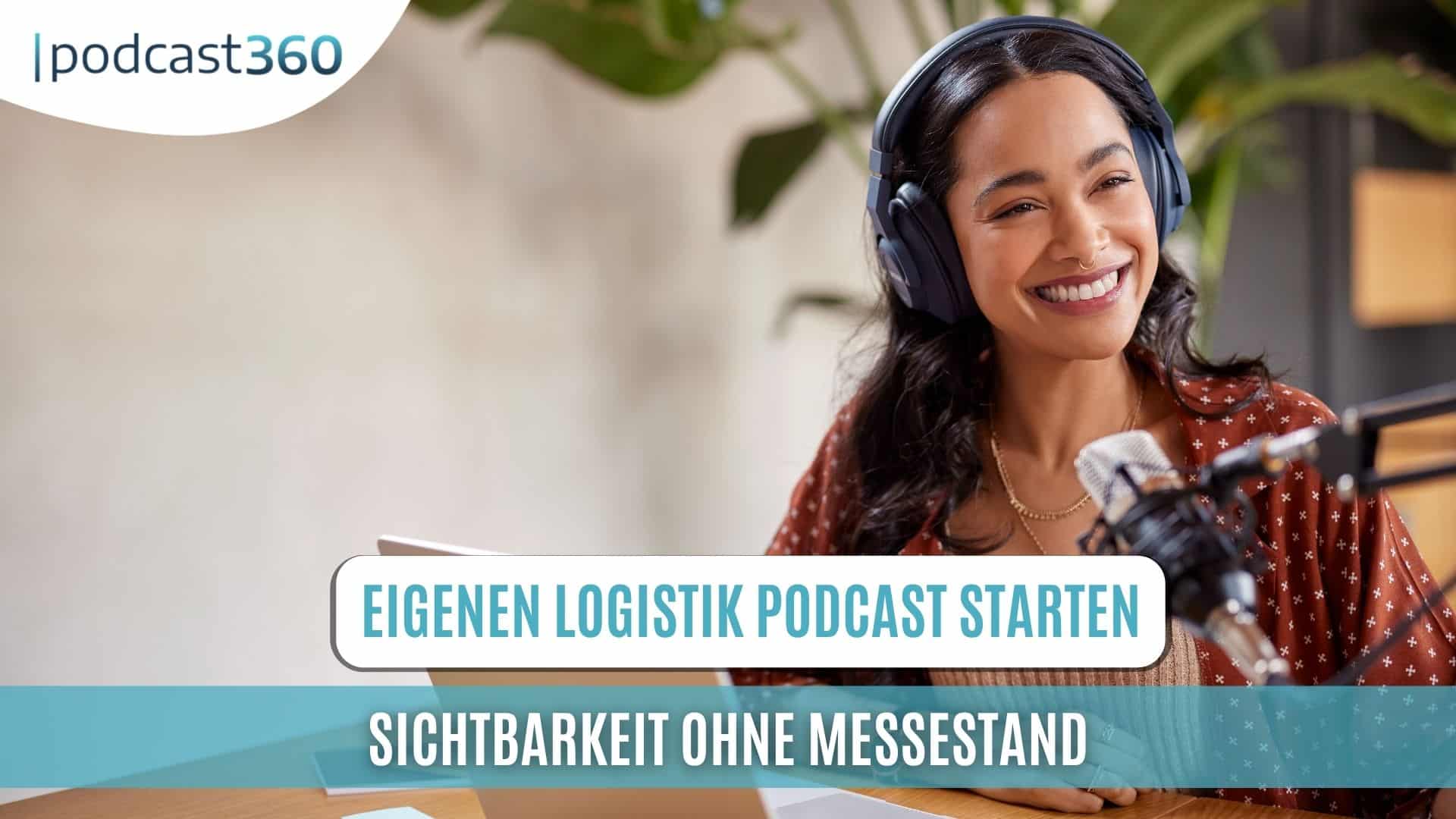 Eine lächelnde Frau mit Kopfhörern nimmt an einem Schreibtisch einen Podcast auf. Text: „Einen eigenen Logistik-Podcast starten. Sichtbarkeit ohne Messestand.“.