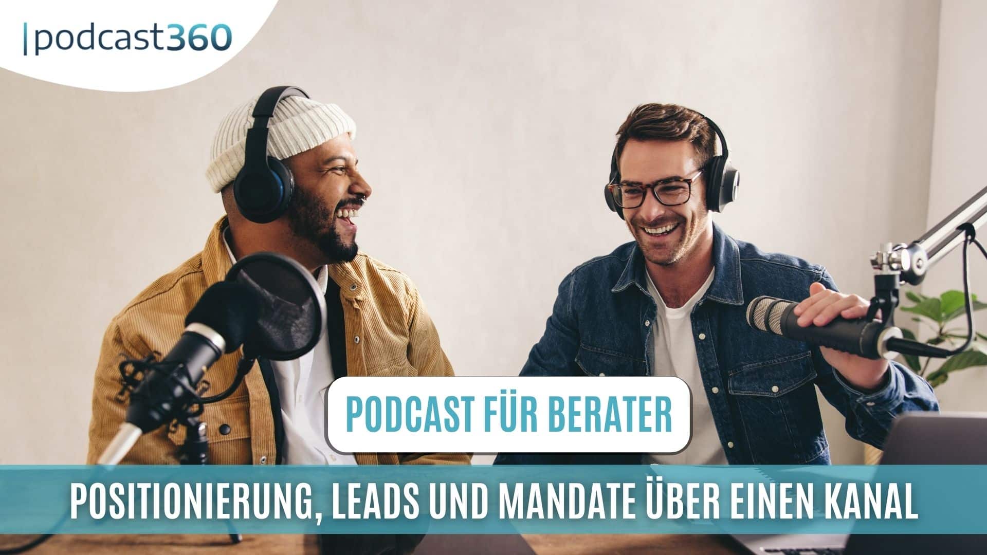 Zwei Männer, die gemeinsam einen Podcast aufnehmen, lachen und mit Mikrofonen und Kopfhörern an einem Tisch sitzen.