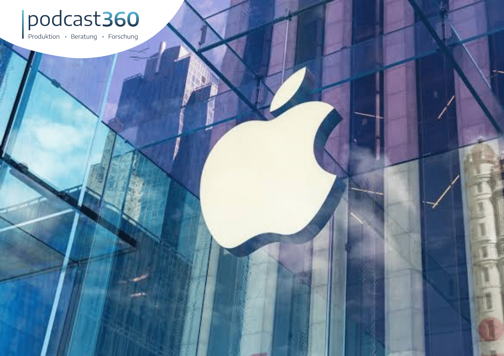 Ein großes weißes Apple-Logo auf einem Glasgebäude, mit Spiegelungen der Stadt und dem Schriftzug „podcast360“ in der Ecke, das Apples Einfluss in der Welt der Podcasts und des digitalen Wachstums unterstreicht.