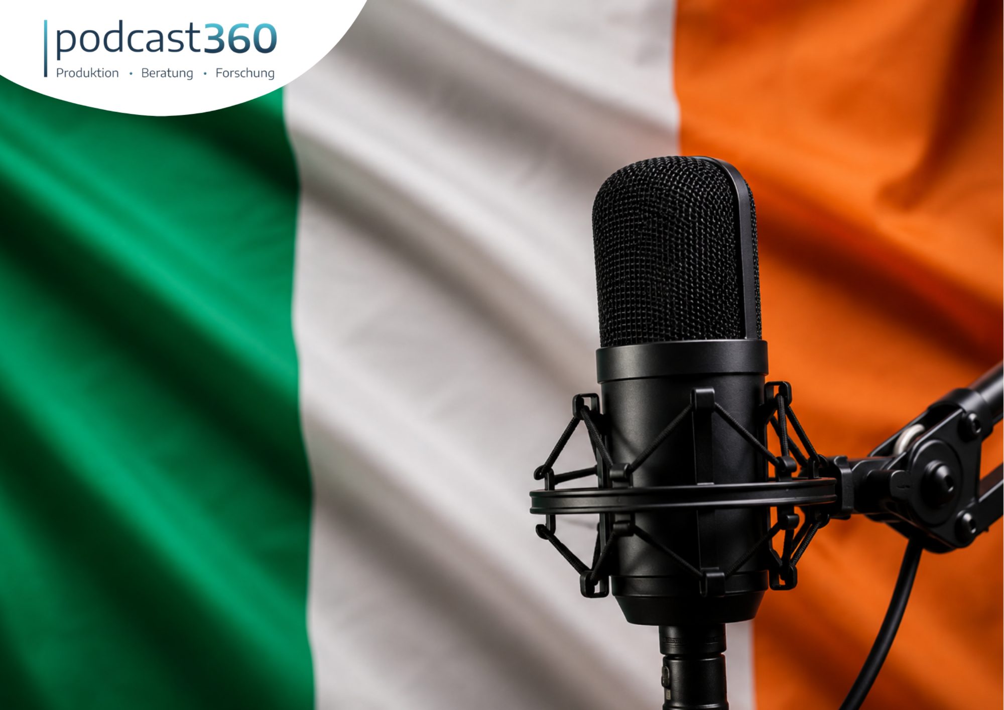 Ein Mikrofon vor einer irischen Flagge, mit einem „Podcast360“-Logo in der oberen linken Ecke – perfekt, um über Trends im Bereich Podcast-Werbung und Investitionsmöglichkeiten in Irland zu sprechen.