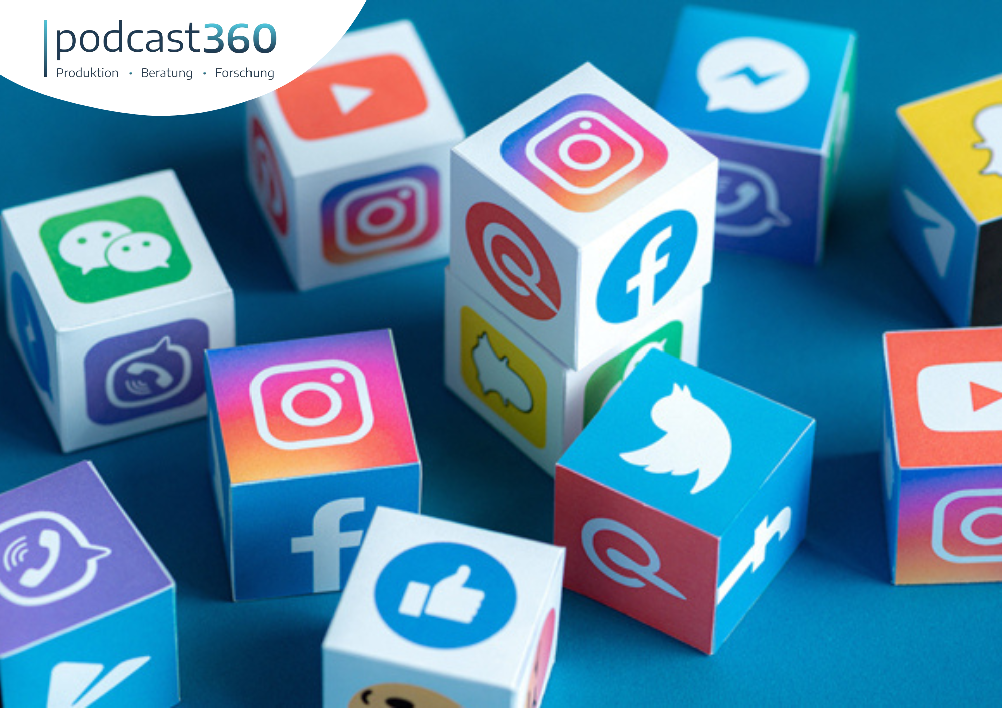 Bunte Würfel mit verschiedenen Social-Media-Logos auf blauem Hintergrund, die die dynamische Welt von Social Video hervorheben, sowie das „podcast360“-Logo in der Ecke.