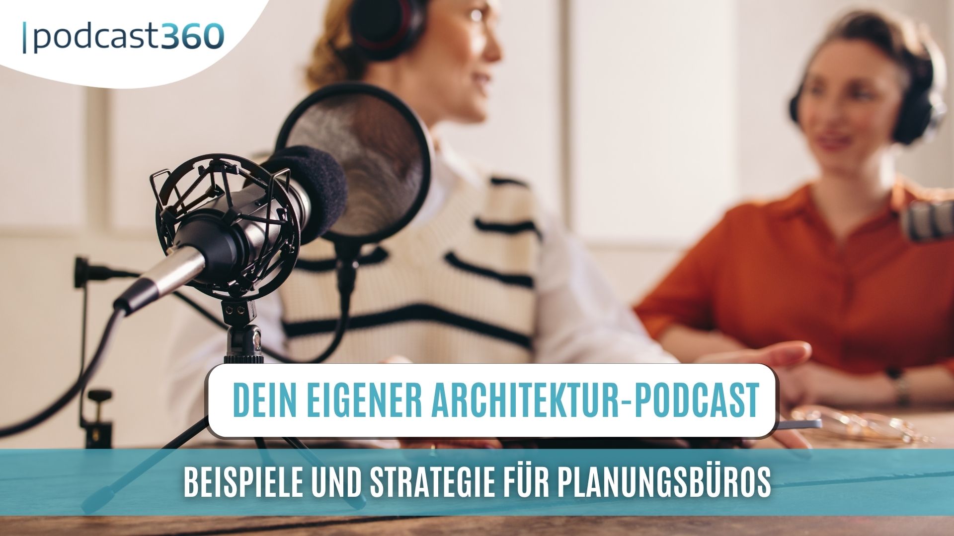 Zwei Frauen, die an einem Tisch mit Mikrofonen und Kopfhörern einen Podcast aufnehmen; das „podcast360“-Logo ist in der Ecke zu sehen.
