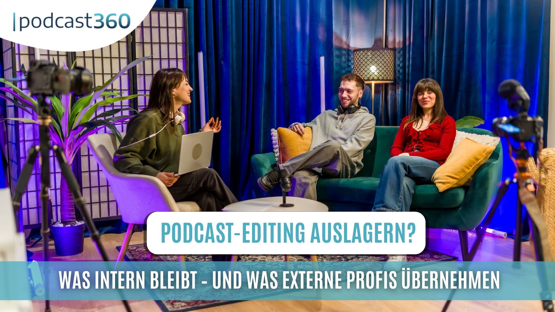 Drei Personen nehmen in einem gemütlichen Studio mit Kameras, Mikrofonen und bunter Beleuchtung einen Podcast auf.
