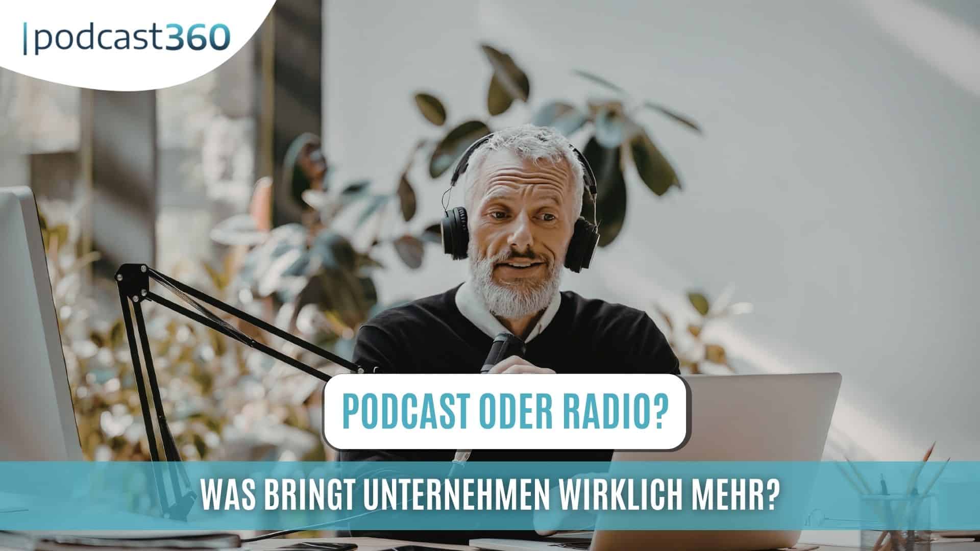 Älterer Mann mit Kopfhörern spricht ins Mikrofon vor Laptop – Podcast360: Podcast oder Radio? Was bringt Unternehmen wirklich mehr?