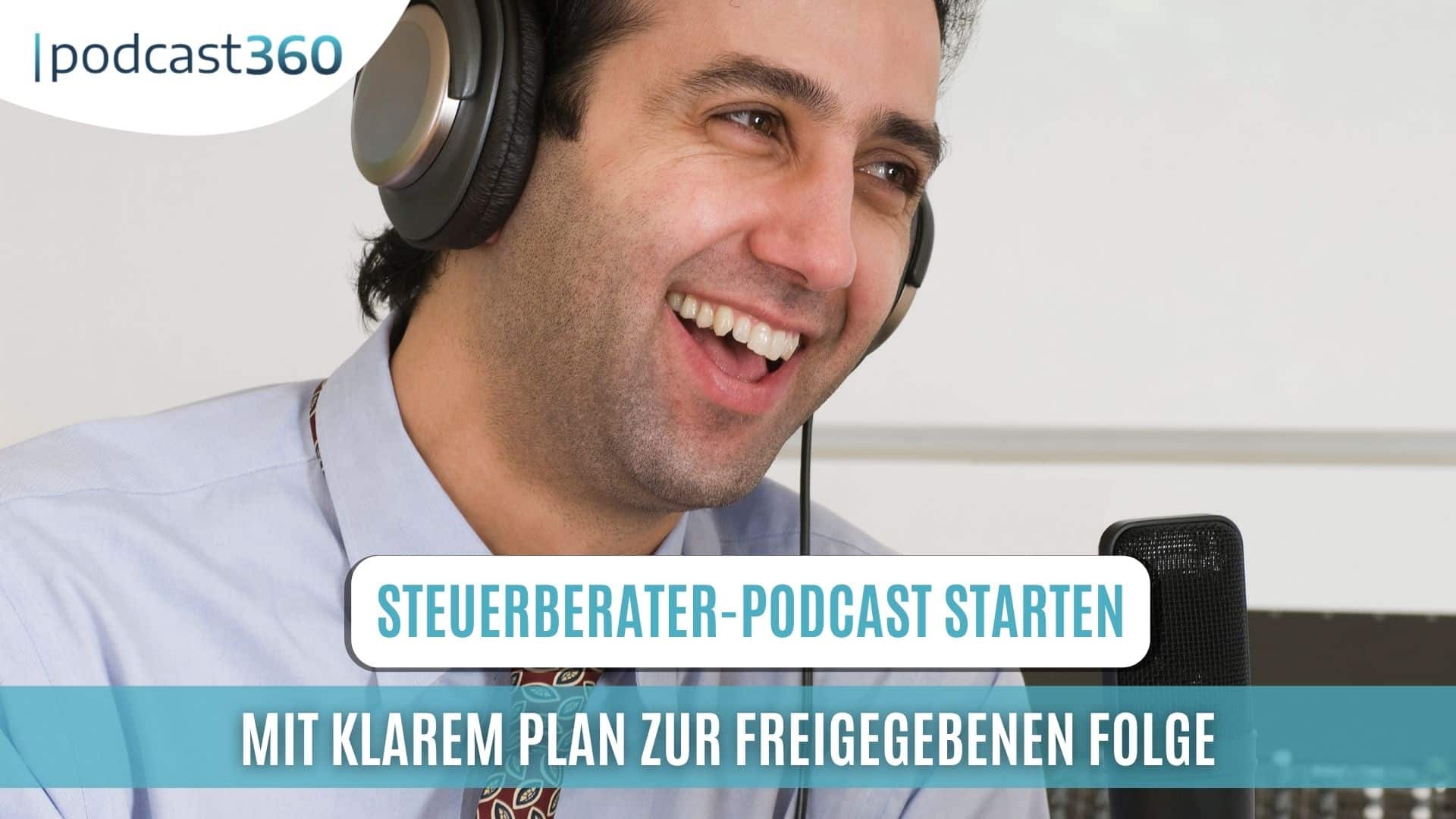 Ein lächelnder Mann mit Kopfhörern, der in ein Mikrofon spricht; das „Podcast360“-Logo und der deutsche Podcast-Text sind zu sehen, was die Professionalität eines automatischen Entwurfs unterstreicht.