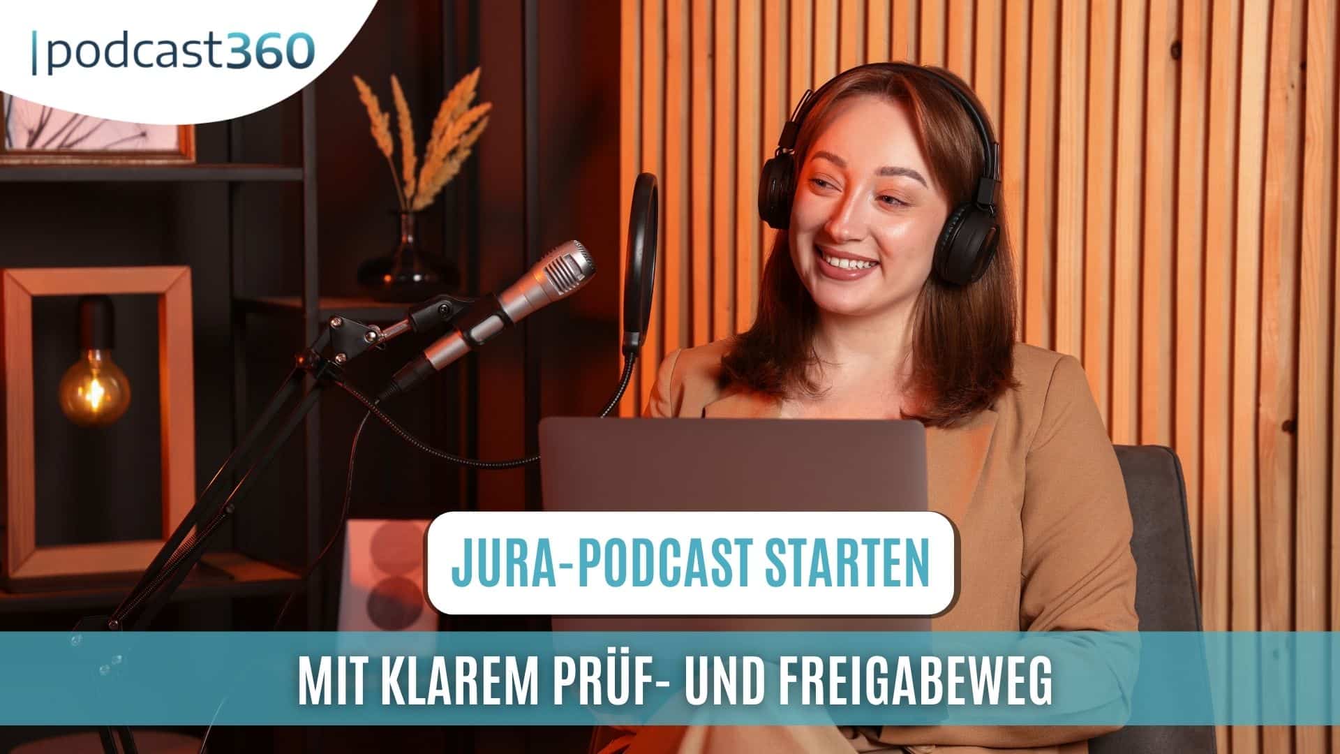 Eine Frau, die einen Jura-Podcast aufzeichnet, Kopfhörer trägt, an einem Schreibtisch mit Laptop und Mikrofon sitzt und innovative Strategien für Kanzleien vorstellt.