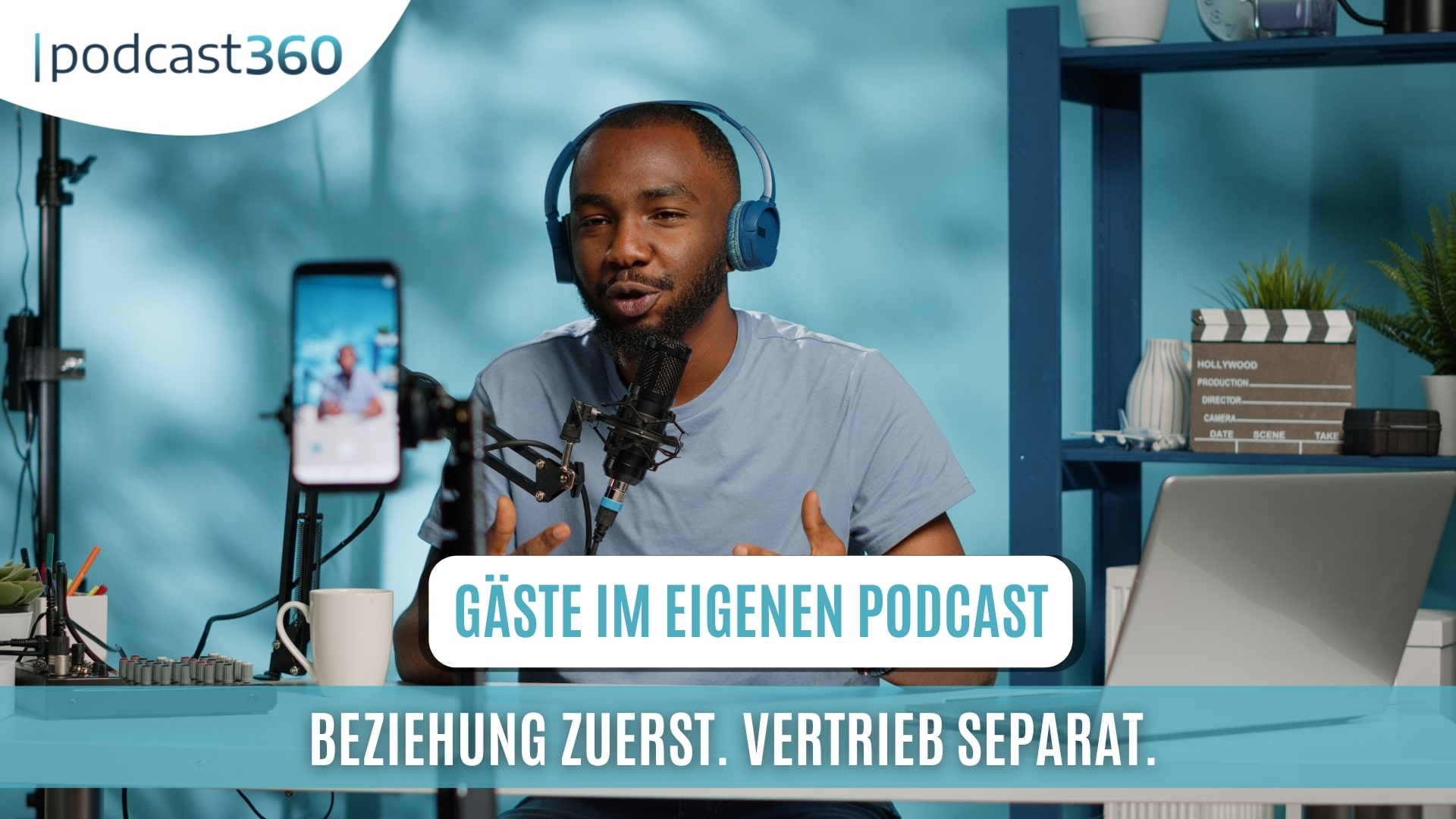 Ein Mann mit Kopfhörern spricht für einen Podcast in ein Mikrofon; dabei sind der deutsche Text und die Aufnahmegeräte zu sehen.