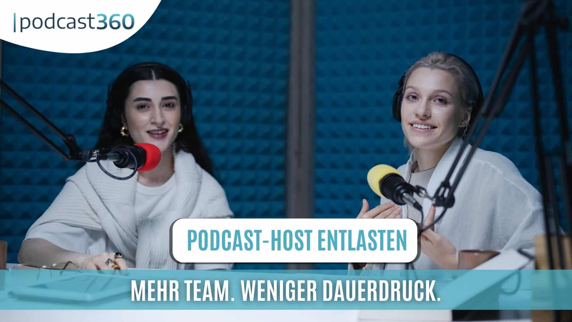 Zwei Frauen, die in einem Studio mit Mikrofonen einen Podcast aufnehmen und über effektive Strategien zur Förderung der Teamarbeit sprechen, um die Arbeitsbelastung der Podcast-Moderatorinnen aufzuteilen – ein inspirierendes Beispiel für jede Anwaltskanzlei im Jura-Podcast.