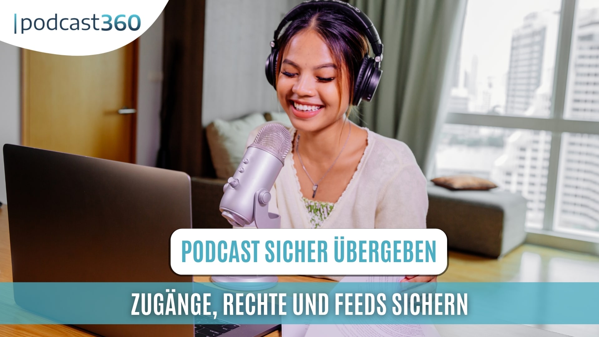 Eine lächelnde Frau, die an einem Schreibtisch in einem modernen Büro mit einem Mikrofon, einem Laptop und Kopfhörern einen Podcast aufzeichnet.