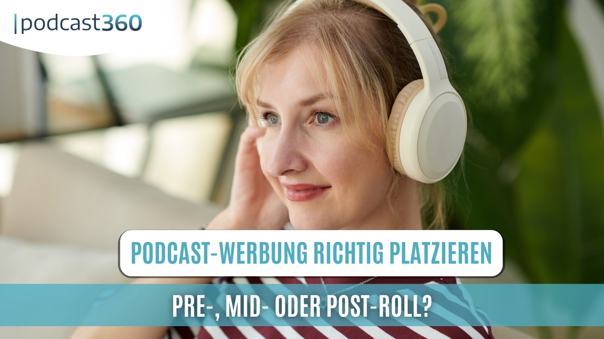 Frau mit Kopfhörern die lächelt. Text: Podcast-Werbung richtig platzieren.