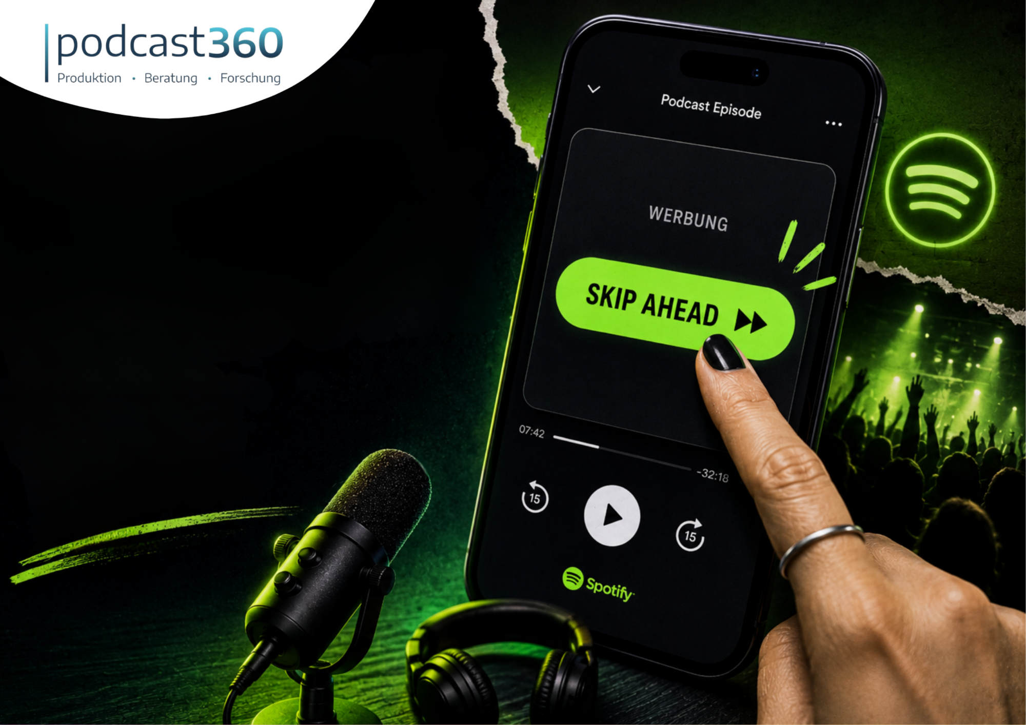Das manuelle Antippen der „Skip“-Taste zum „Überspringen“ einer Spotify-Podcast-Werbung, wobei Mikrofon, Kopfhörer und das Podcast360-Logo zu sehen sind – perfekt für Podcast-Fans, die die Kontrolle über ihr Hörerlebnis behalten möchten.
