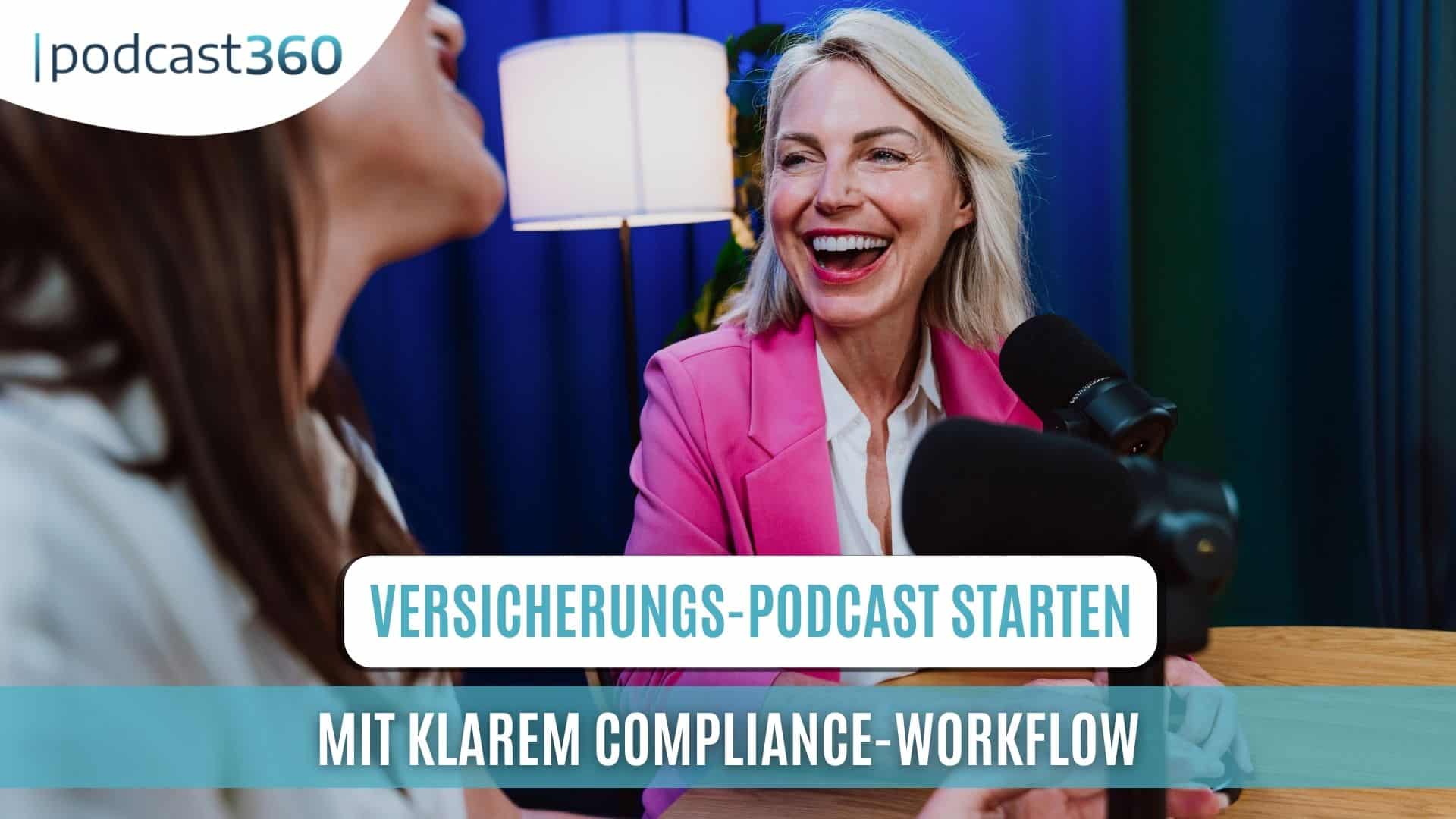 Zwei Frauen, die in einem Podcast-Studio lächeln und in Mikrofone sprechen, mit einem Einblendungstext über Versicherungs-Podcasts und Diskussionen zu Strategien und Kanzleien.